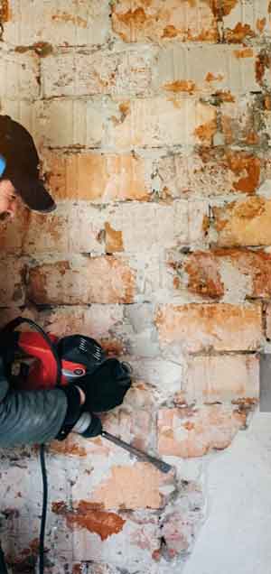 altes Mauerwerk mit Presslufthammer