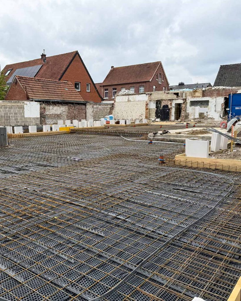 Start der Sanierung auf dem Bild ist die vorgefertigte Stahlbeton-Bodenplatte zu sehen