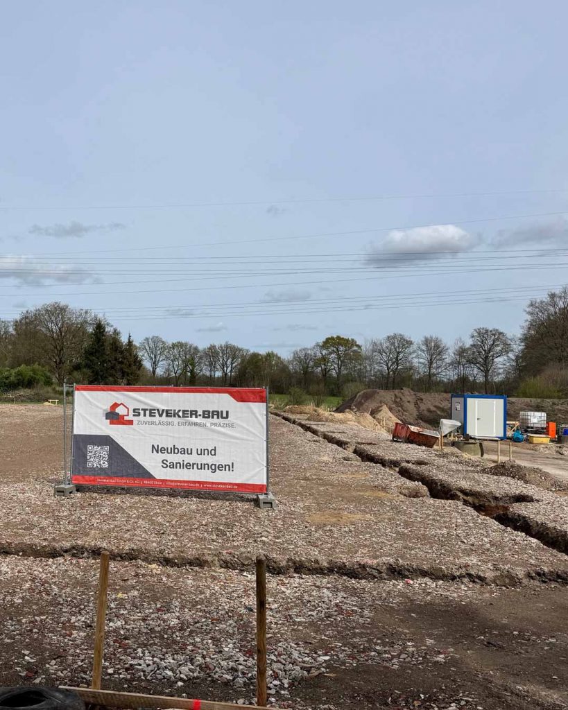Landschaft auf dem ein Neubau für eine Stallanlage für BIO-Schweinehaltung