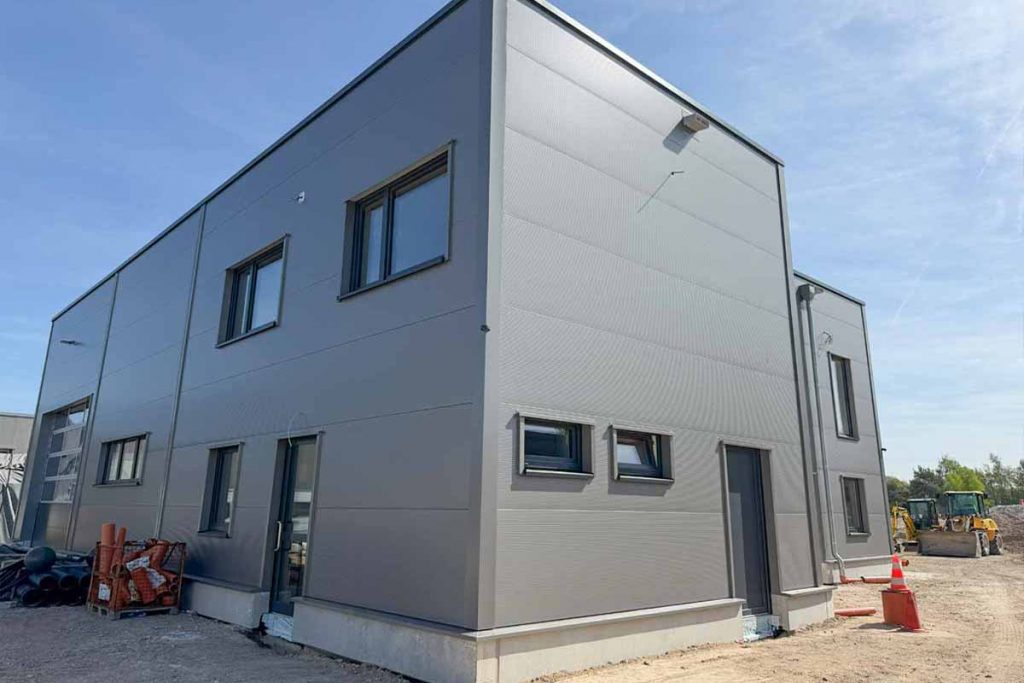 Bürogebäude mit anliegende Halle Kalksandsteinmauerwerk mit KS-Design Fasensteinen